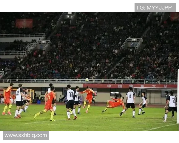 国足与香港比赛中的争议判罚引发热议球迷对裁判决定感到不满