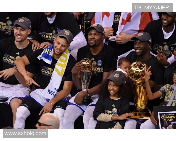 勇士在关键时刻逆转雷霆以121-118取得胜利展现强大韧性与团队合作精神